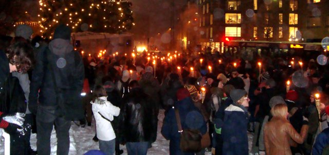 Mennesker til demo i vinterkulden